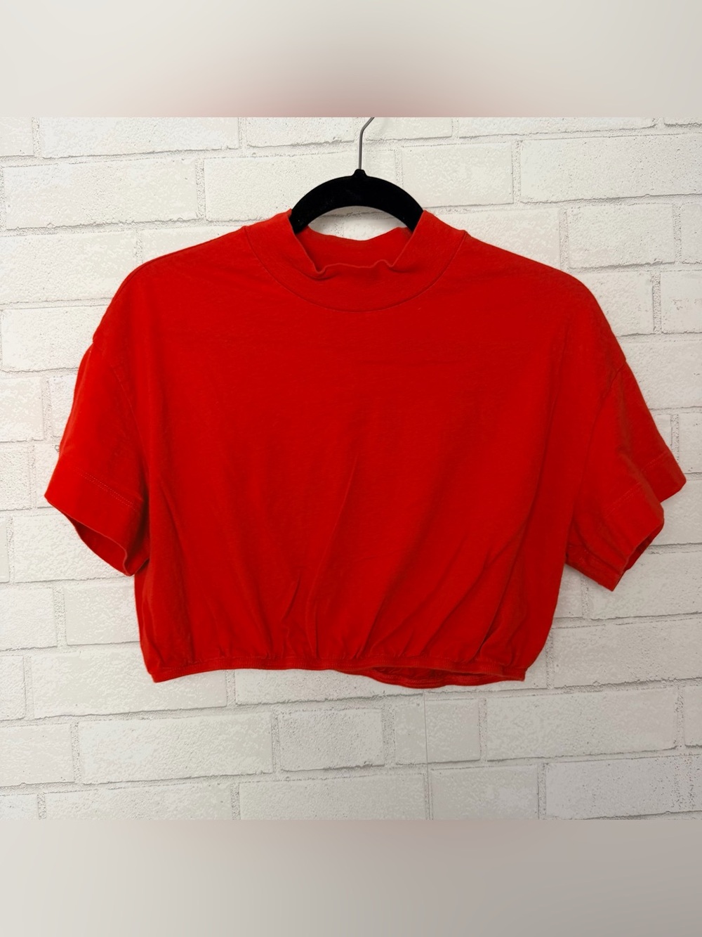 ALO Yoga Red Cropped Mock Neck Tee Medium